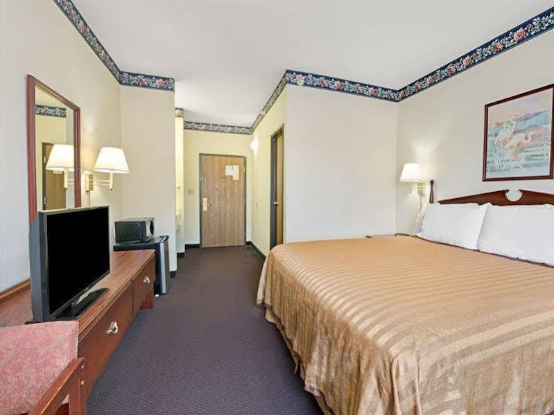 Travelodge By Wyndham St. Louis Hotel