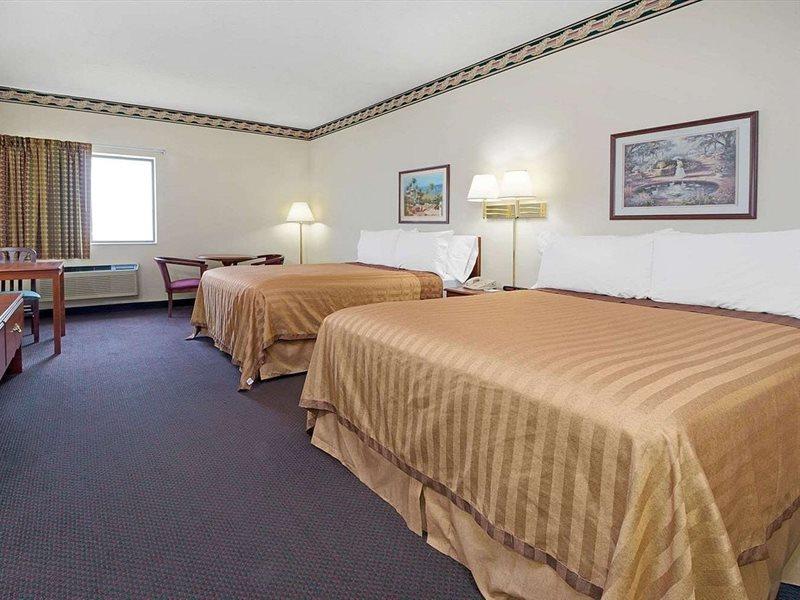 Travelodge By Wyndham St. Louis Hotel