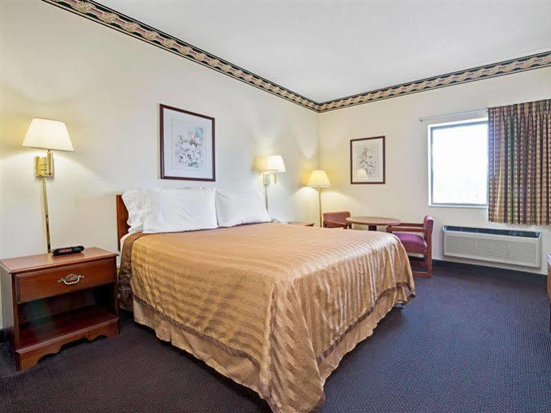 Travelodge By Wyndham St. Louis Hotel 2*